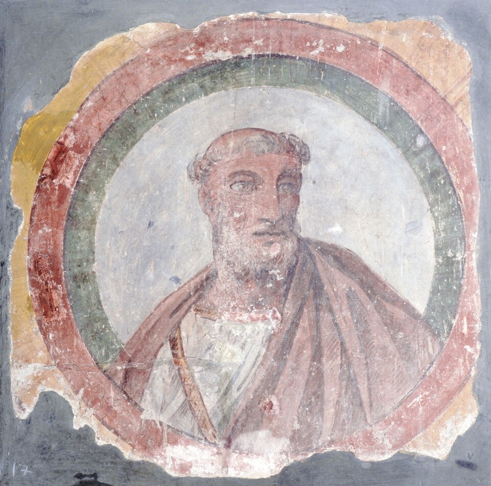 Fresco antiguo de san Calixto I, hombre barbado con manto rojizo dentro de un medallón circular