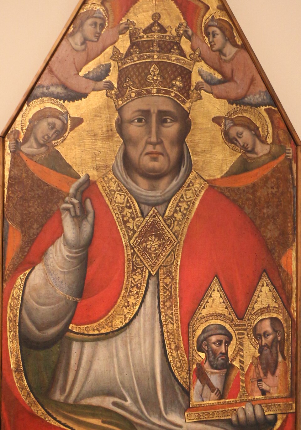Pintura sobre tabla del beato Urbano V con tiara sostenida por ángeles, bendiciendo y mostrando una tablilla con dos santos