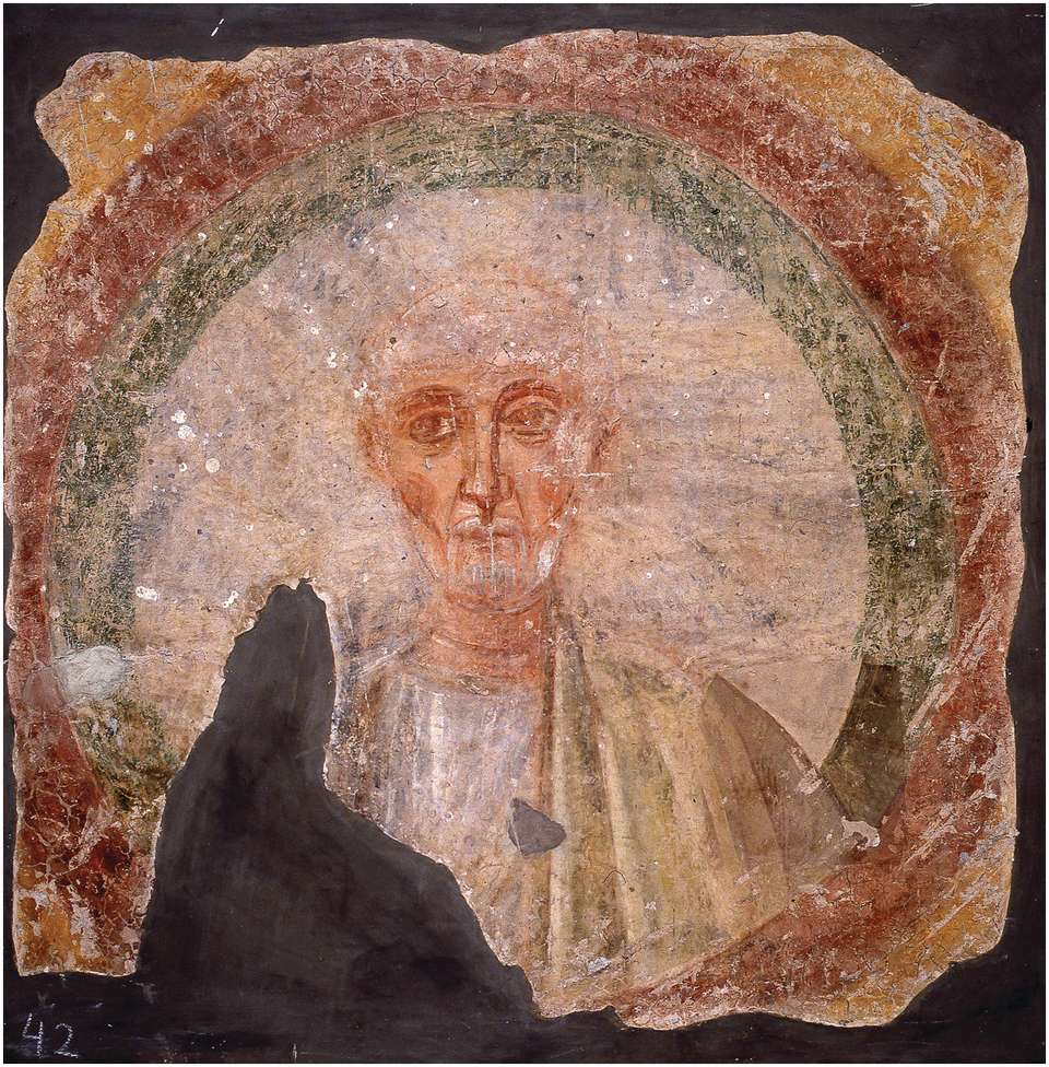 Fresco antiguo y deteriorado del papa san Inocencio I, rostro con barba canosa dentro de un medallón circular