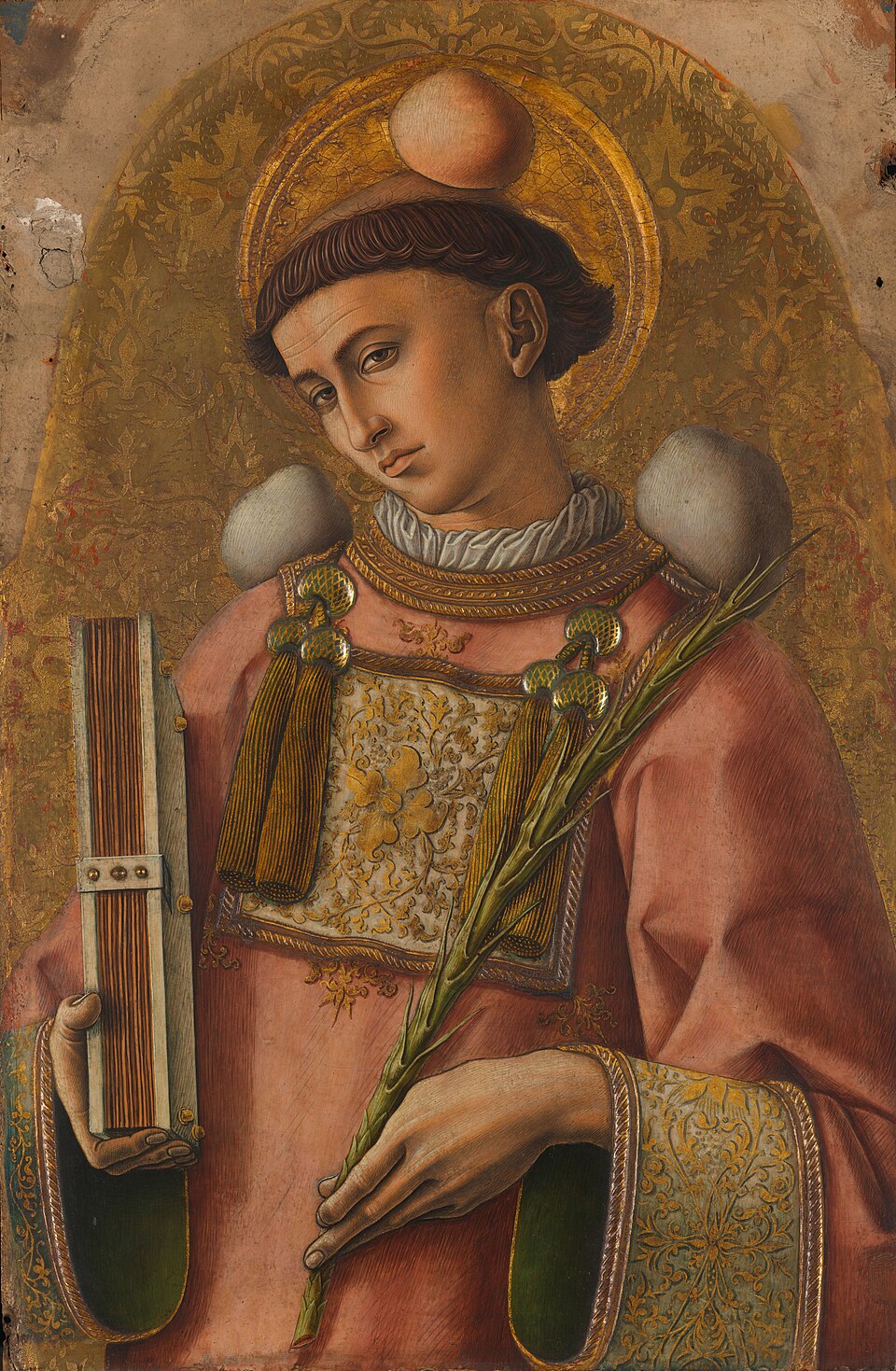 Pintura de san Esteban con dalmática rosada y aureola dorada, sosteniendo un libro y una palma de martirio