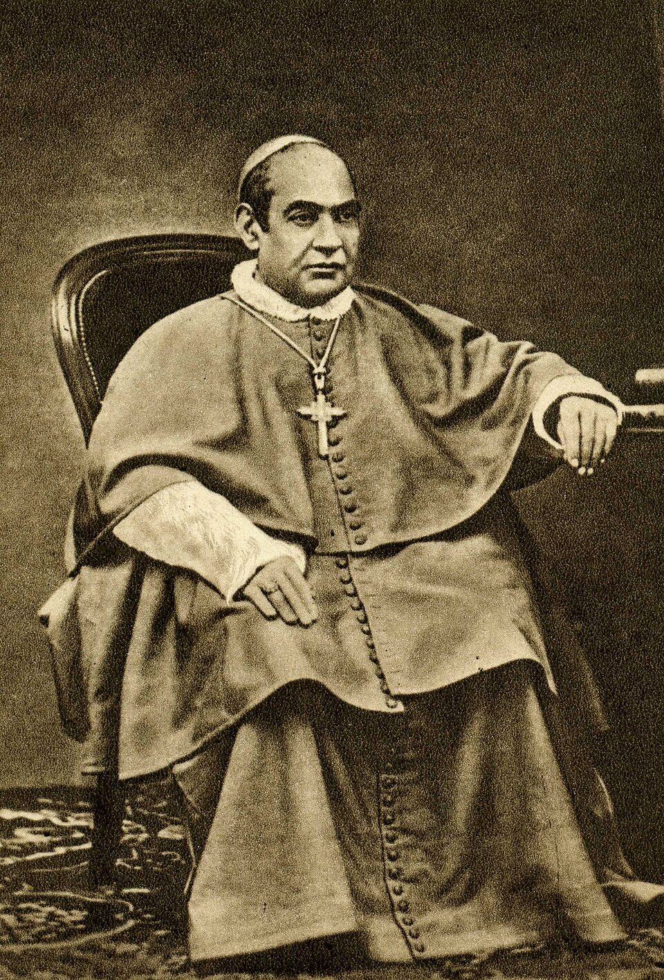 Fotografía antigua de san Antonio María Claret sentado, con sotana episcopal, solideo y cruz pectoral