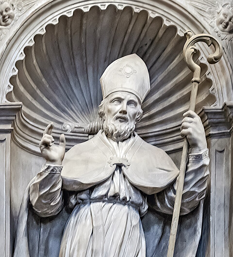 Escultura de mármol de san Olegario con mitra, barba y báculo, bendiciendo en una hornacina con venera