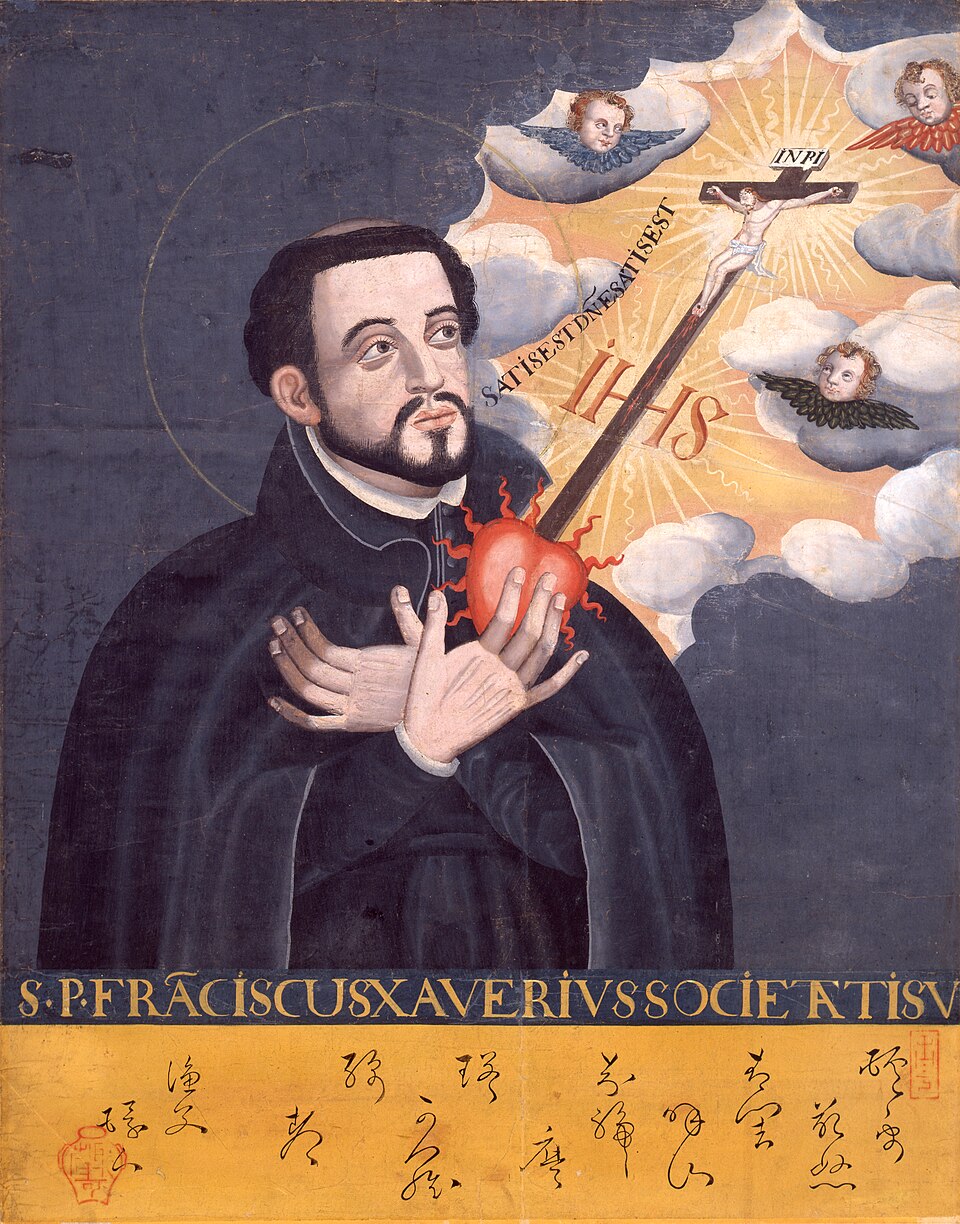 Pintura de san Francisco Javier con sotana negra, manos sobre un corazón llameante, mirando a Cristo crucificado entre nubes