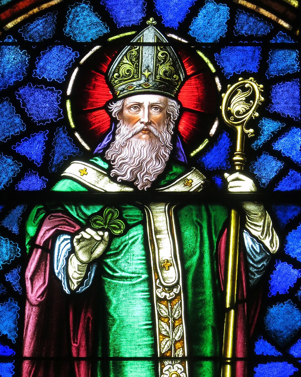 Vidriera de san Patricio con mitra, barba blanca, vestiduras verdes, báculo dorado y un trébol en la mano