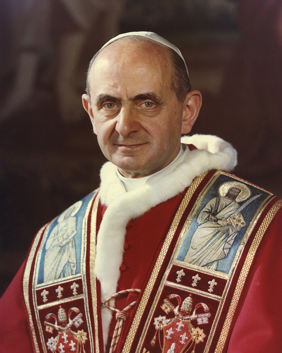 Fotografía en color de san Pablo VI con solideo blanco, muceta roja con armiño y estola bordada