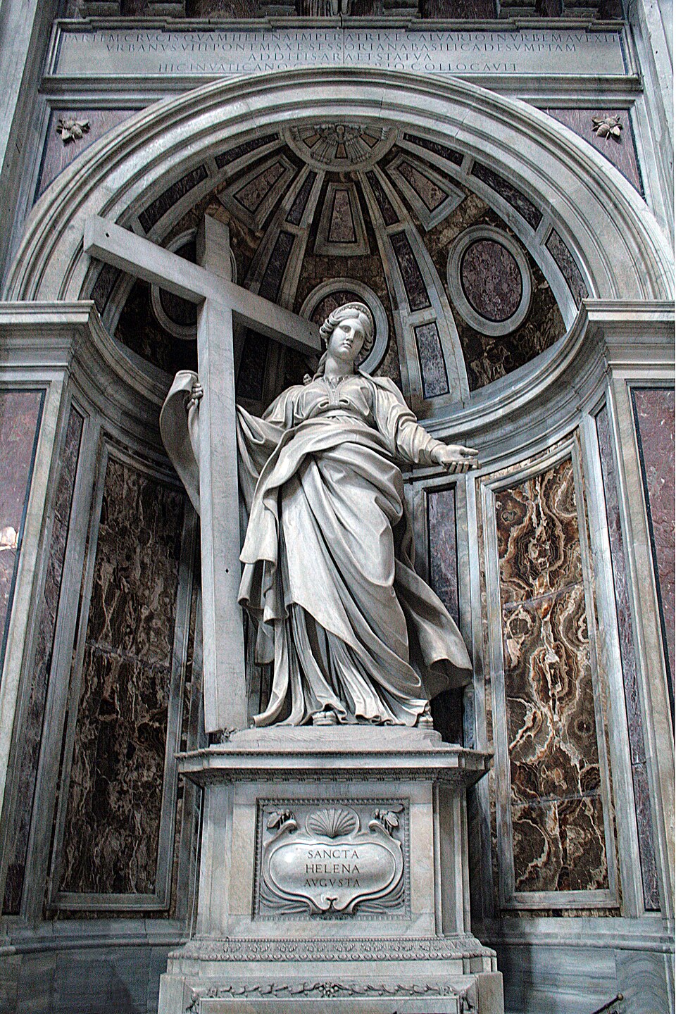 Estatua de mármol de santa Elena sosteniendo una gran cruz en una hornacina, con la inscripción SANCTA HELENA AVGVSTA
