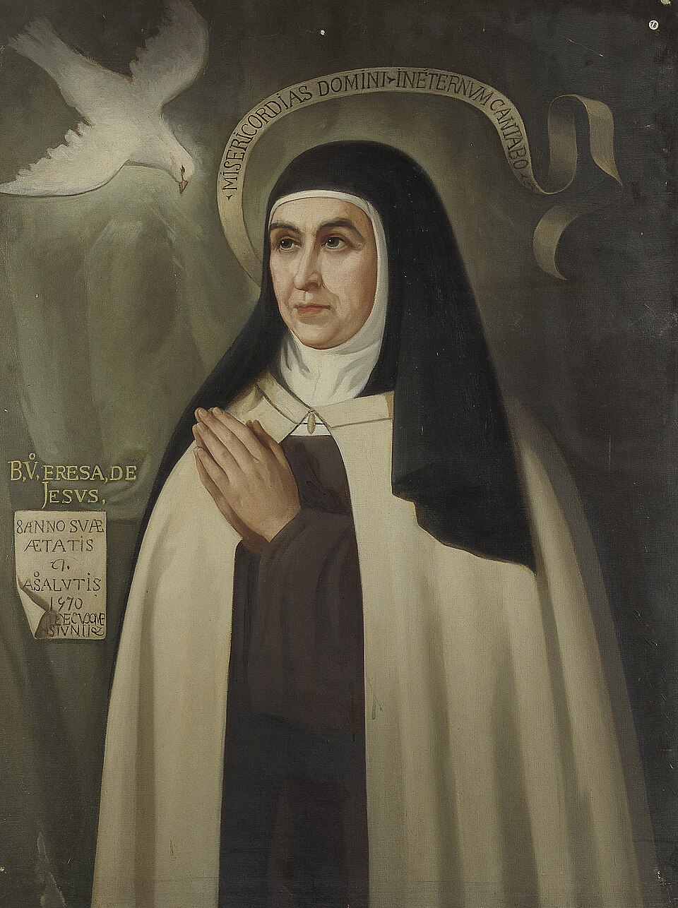 Pintura de santa Teresa de Jesús con hábito carmelita y manos juntas en oración, junto a una paloma blanca
