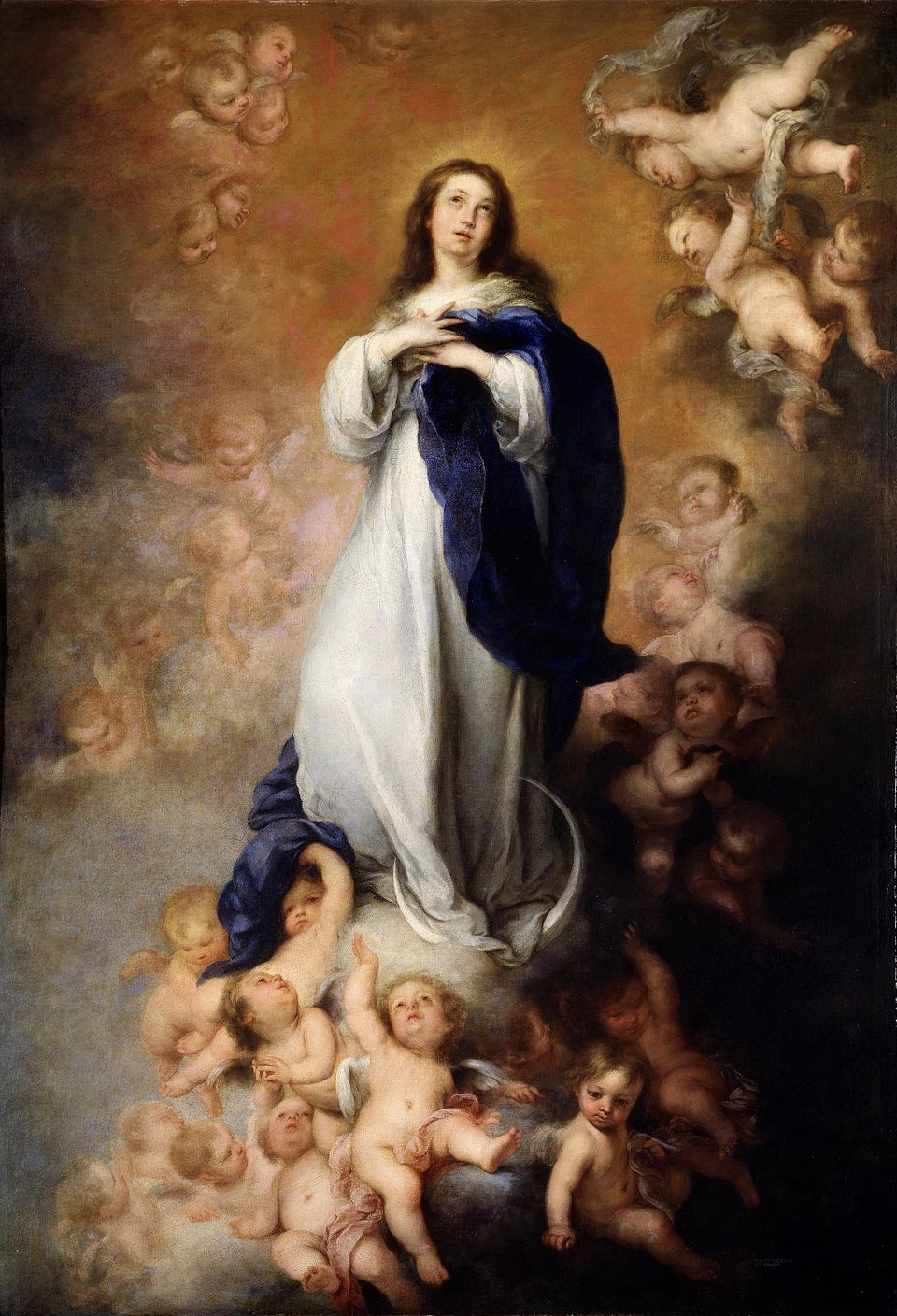 Pintura de la Inmaculada Concepción con túnica blanca y manto azul sobre la luna, rodeada de angelitos