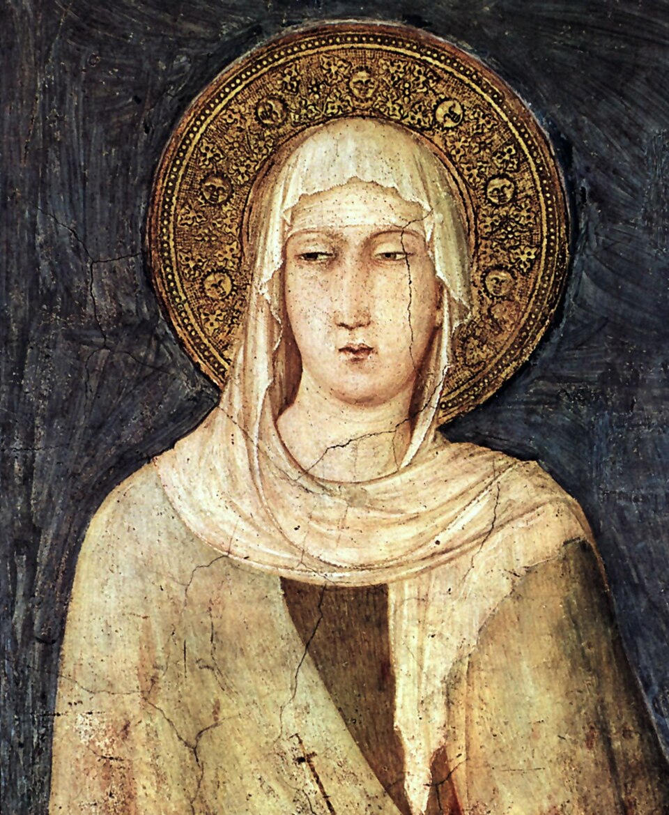 Fresco de santa Clara con velo y hábito claros y una gran aureola dorada sobre fondo oscuro