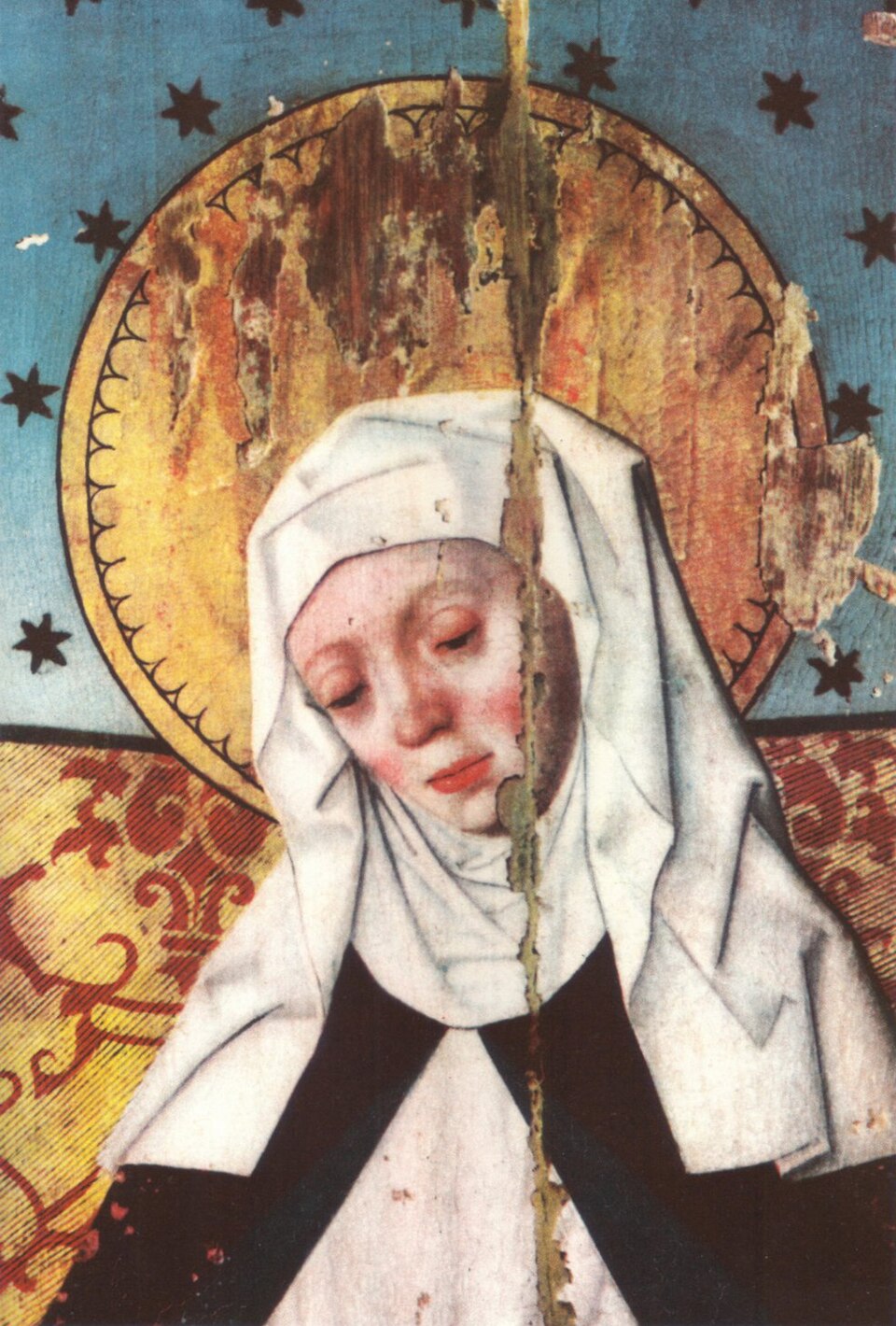 Detalle de una tabla antigua de santa Brígida con toca blanca y aureola dorada, con una grieta vertical