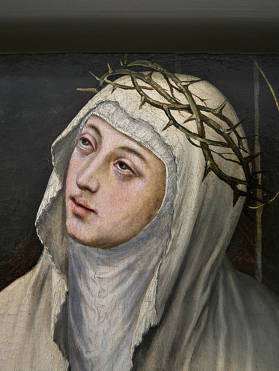 Pintura de santa Catalina de Siena con toca blanca y corona de espinas, mirando hacia lo alto