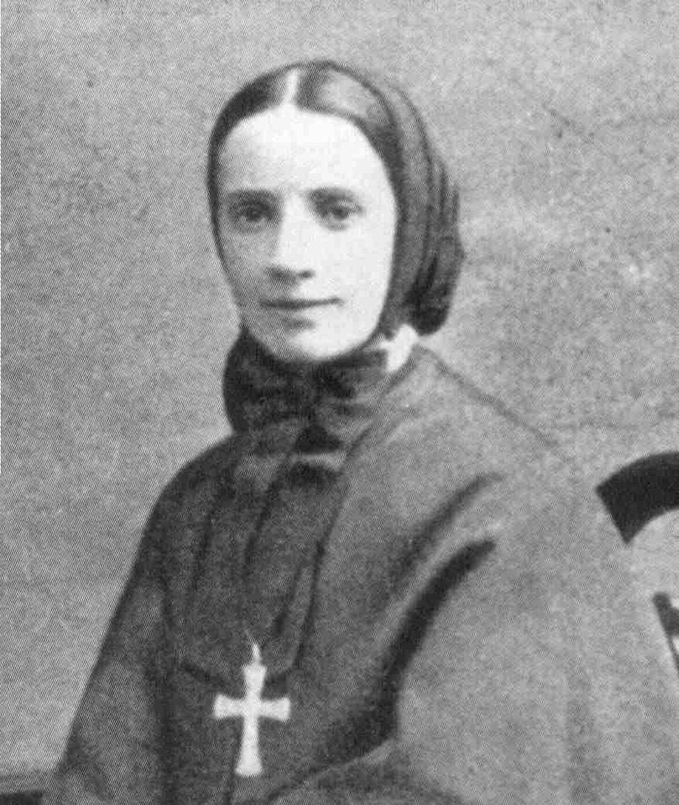 Fotografía antigua de santa Francisca Javiera Cabrini con hábito oscuro y una cruz blanca sobre el pecho