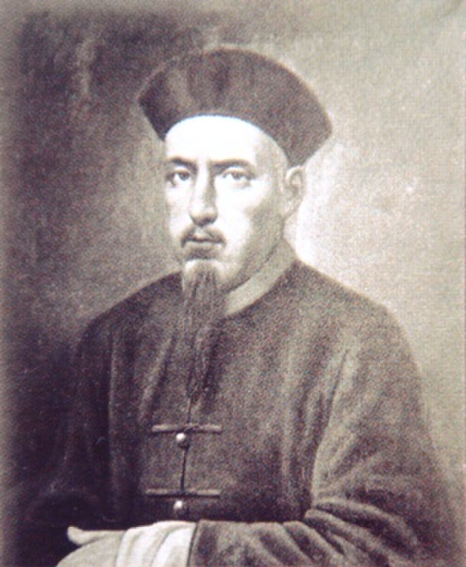 Retrato antiguo de san Augusto Chapdelaine con gorro oscuro, perilla y túnica abotonada