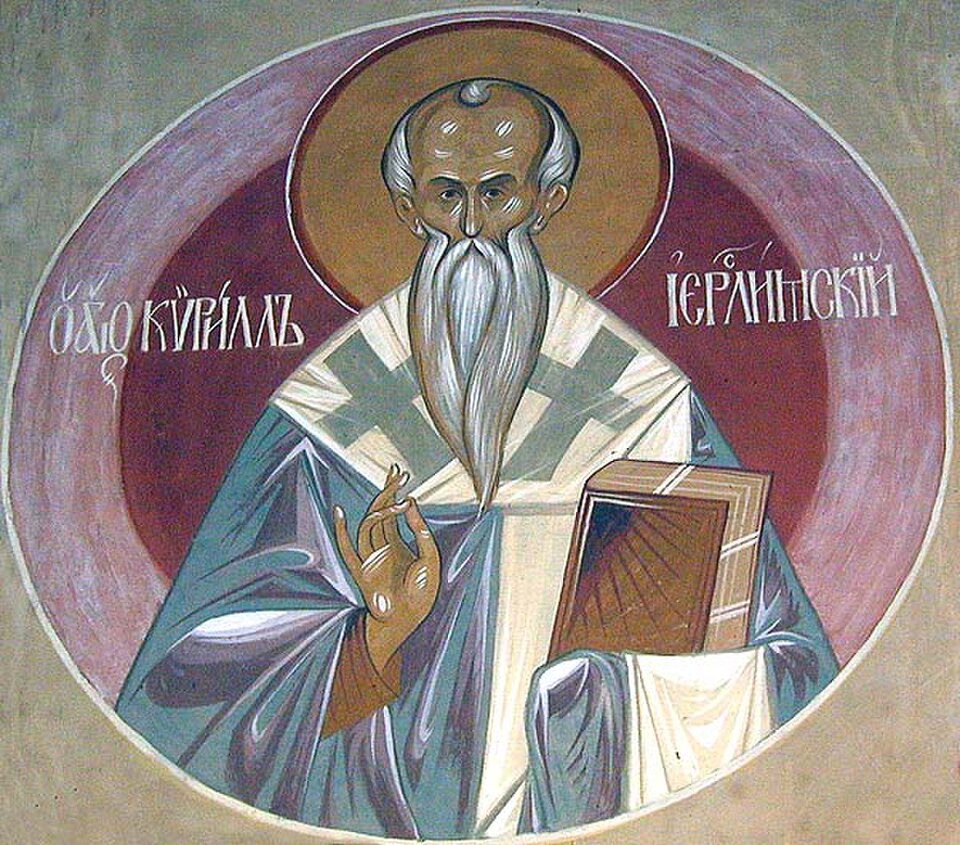 Icono mural de san Cirilo de Jerusalén con aureola, larga barba blanca, bendiciendo y con un libro