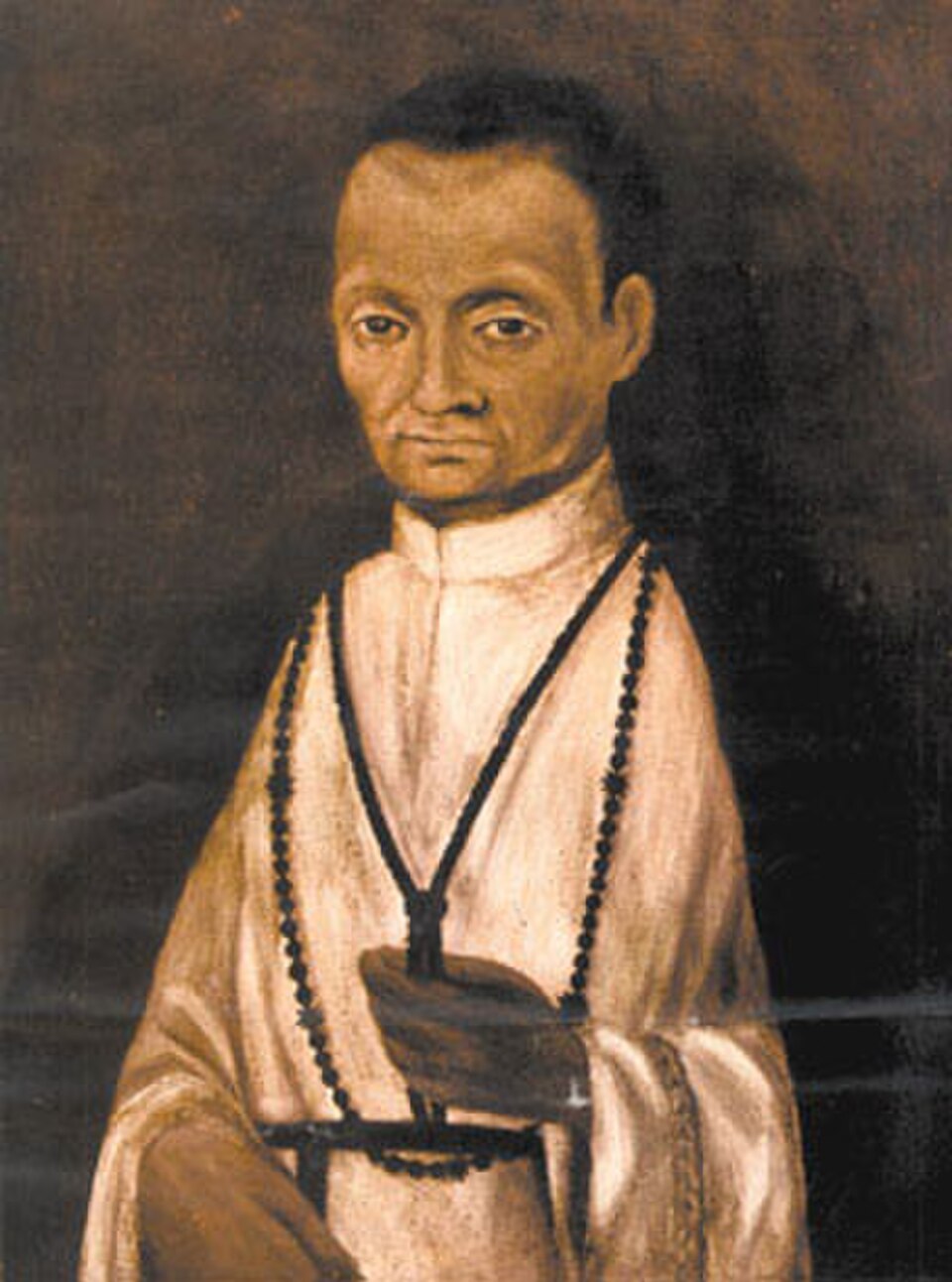 Retrato pintado de san Martín de Porres con hábito claro y un rosario largo al cuello
