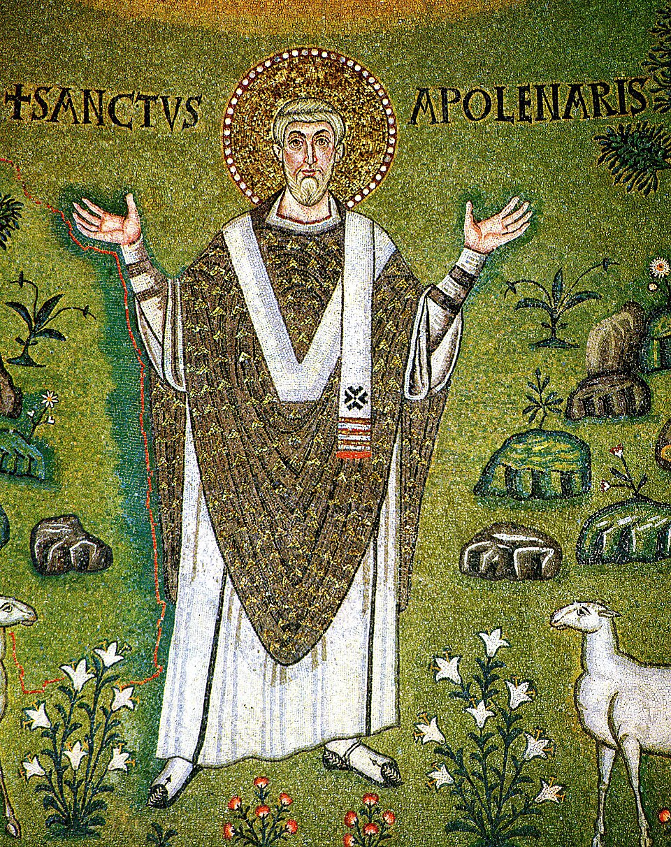 Mosaico de san Apolinar con aureola y casulla, brazos alzados en oración entre ovejas y lirios