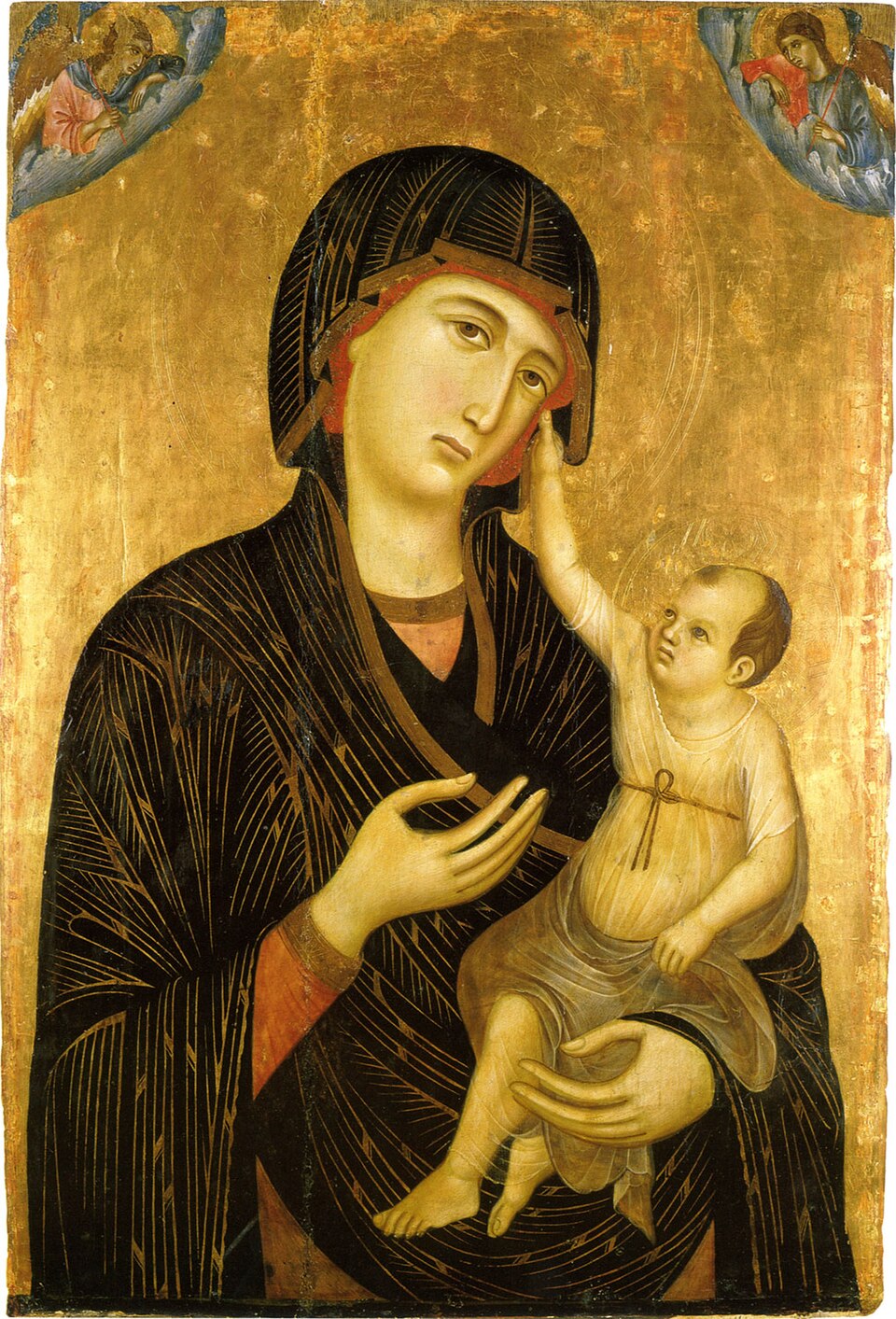 Pintura sobre fondo dorado de la Virgen María con manto oscuro, sosteniendo al Niño que le toca el velo