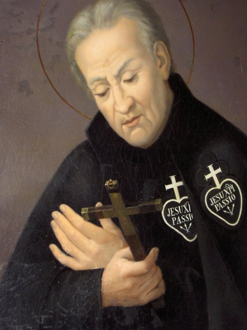 Pintura de san Pablo de la Cruz anciano con hábito negro y emblema pasionista, contemplando una cruz entre sus manos