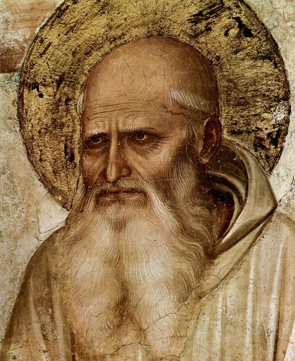 Fresco de san Romualdo anciano con larga barba blanca, aureola dorada y hábito claro con capucha