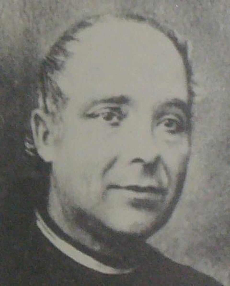 Fotografía antigua en blanco y negro del rostro del beato José Tous con sotana y cuello blanco