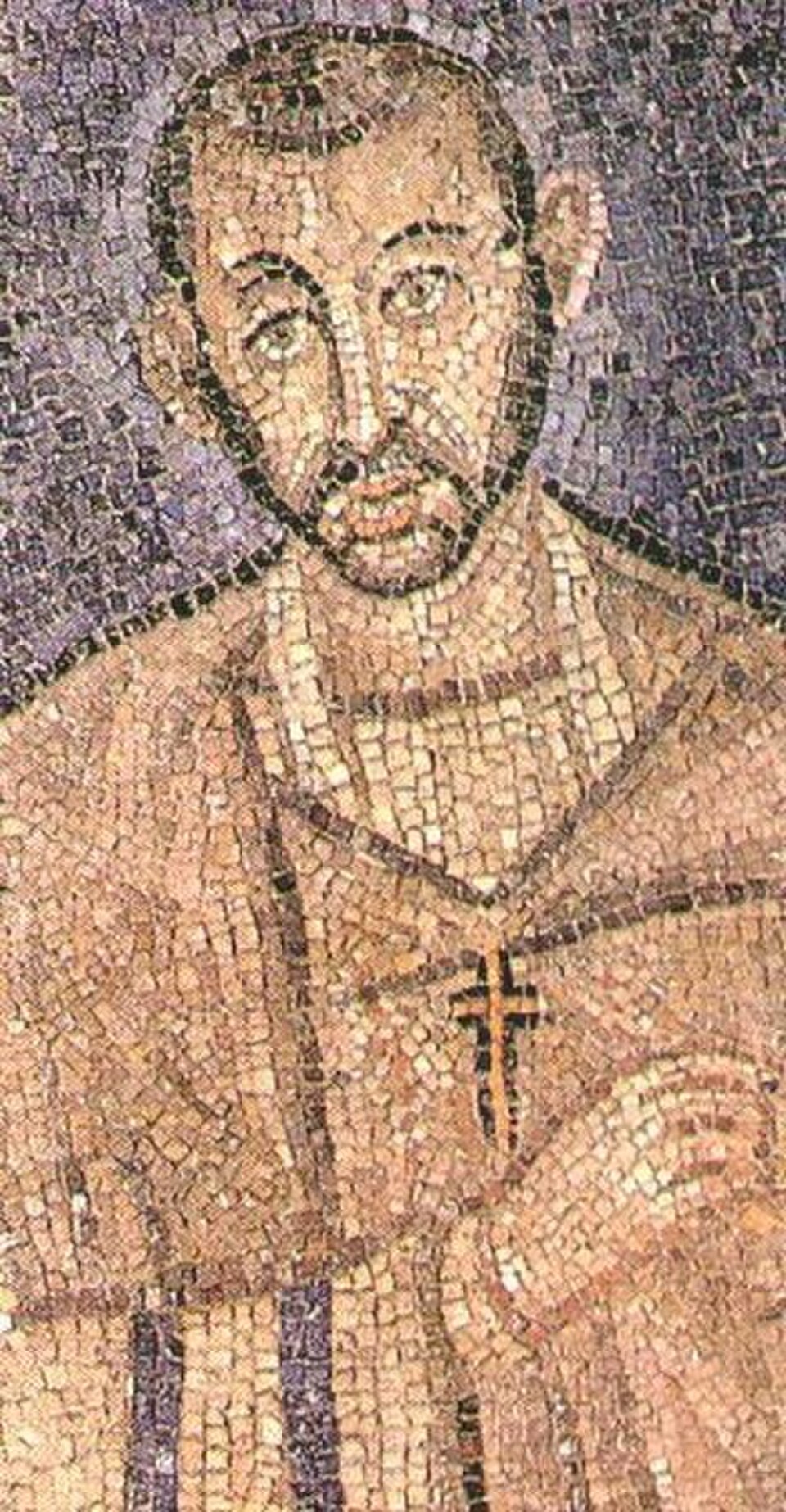 Mosaico antiguo de san Ambrosio con barba corta, vestiduras claras y una pequeña cruz al pecho