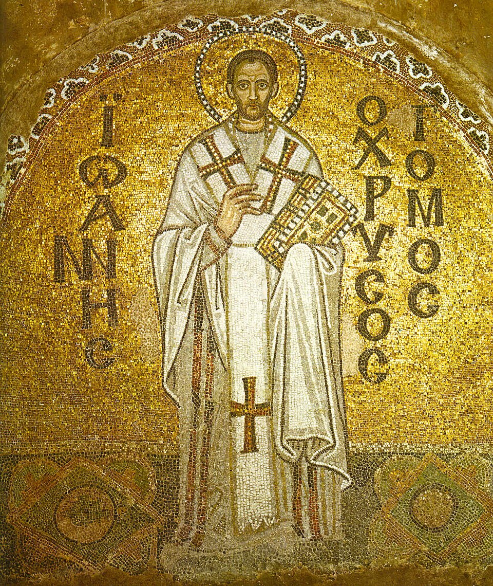 Mosaico bizantino de san Juan Crisóstomo con aureola, palio blanco con cruces y un libro enjoyado, sobre fondo dorado