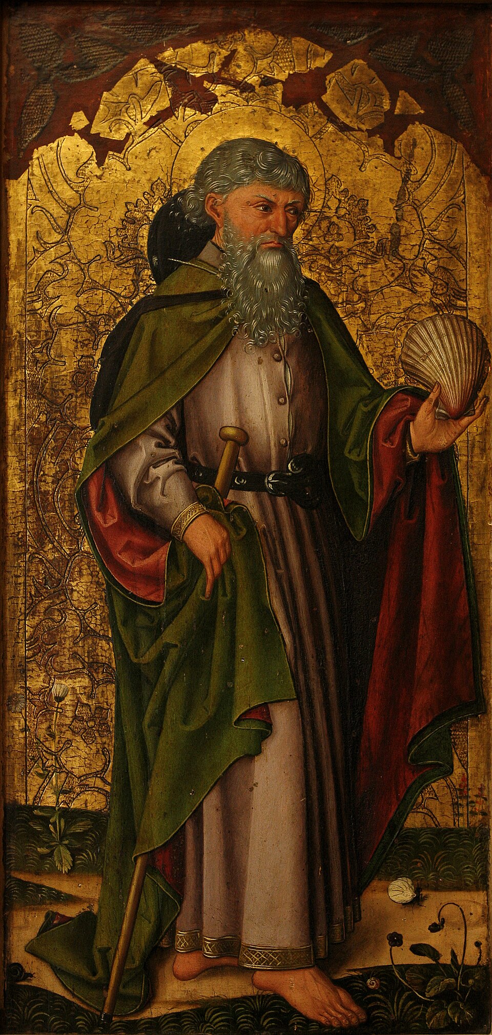 Pintura sobre fondo dorado del apóstol Santiago, anciano de barba gris con manto verde, bordón y venera en la mano