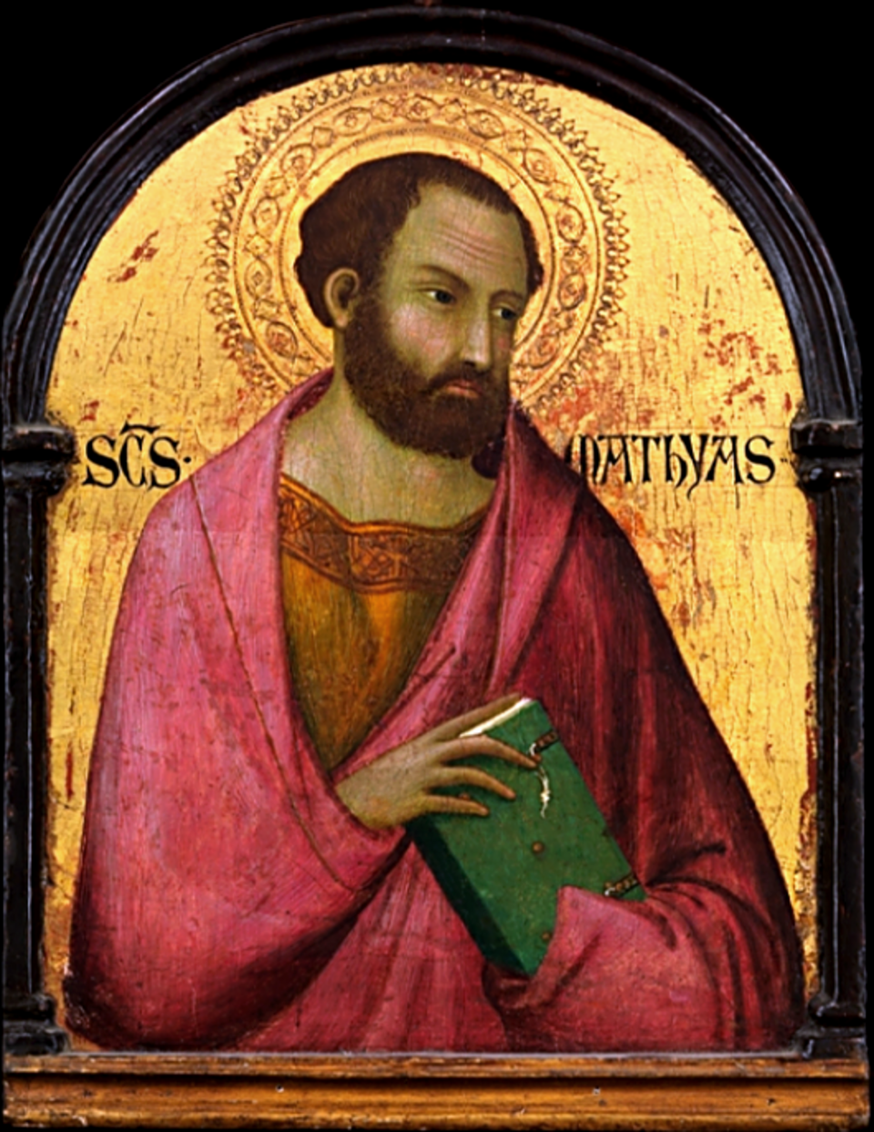 Pintura sobre tabla de san Matías con barba, manto rosado y aureola dorada, sosteniendo un libro verde