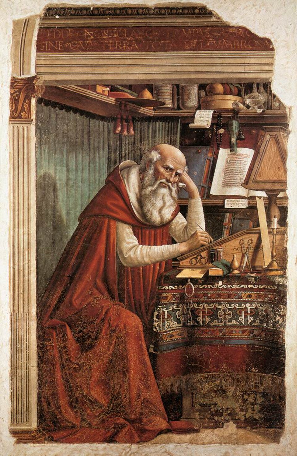 Fresco de san Jerónimo anciano de barba blanca con manto rojo, escribiendo en su estudio rodeado de libros
