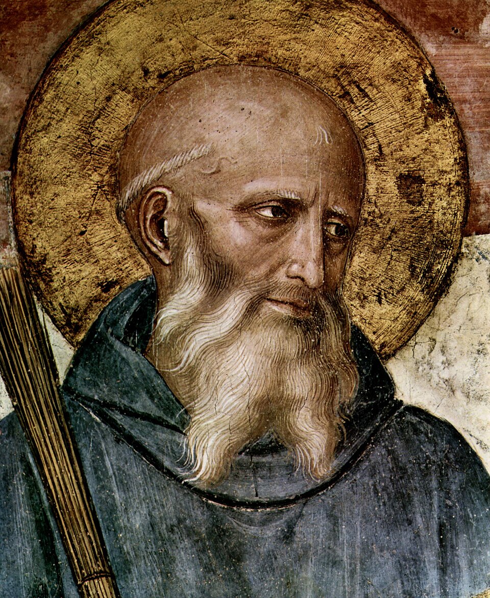 Fresco de san Benito con aureola dorada, larga barba blanca y hábito oscuro, mirando hacia un lado