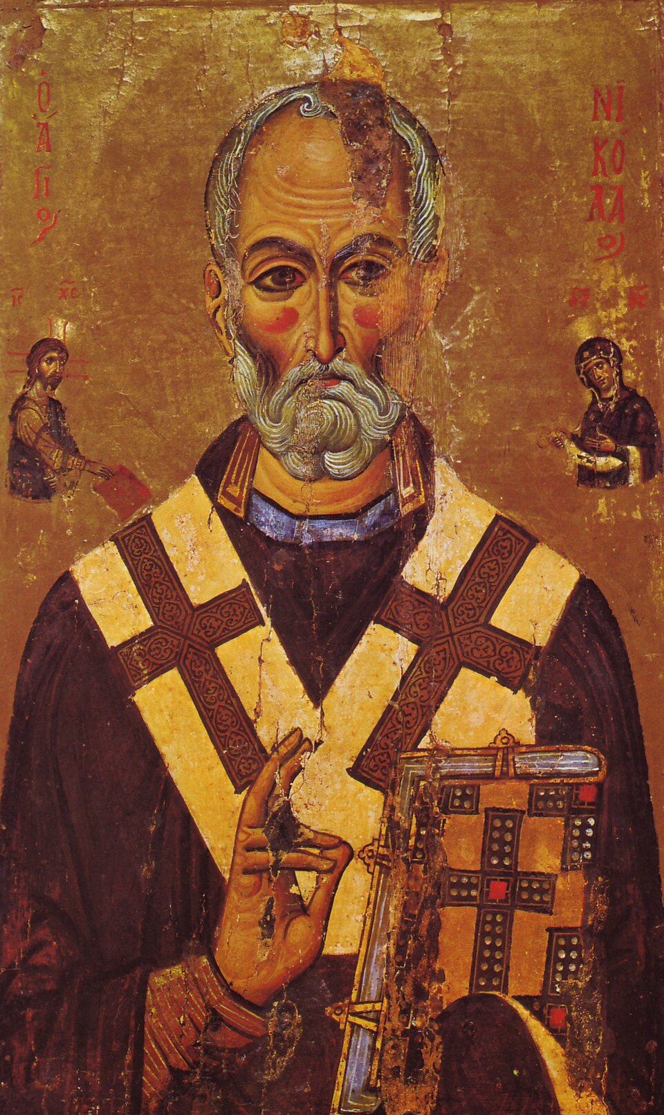 Icono antiguo de san Nicolás con barba blanca y omoforion con cruces, bendiciendo y sosteniendo un evangeliario