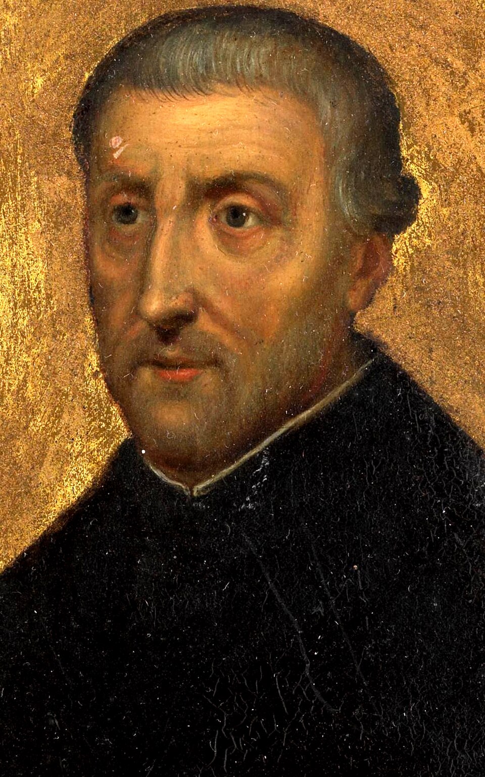 Retrato pintado de san Pedro Canisio con cabello gris y sotana negra sobre fondo dorado