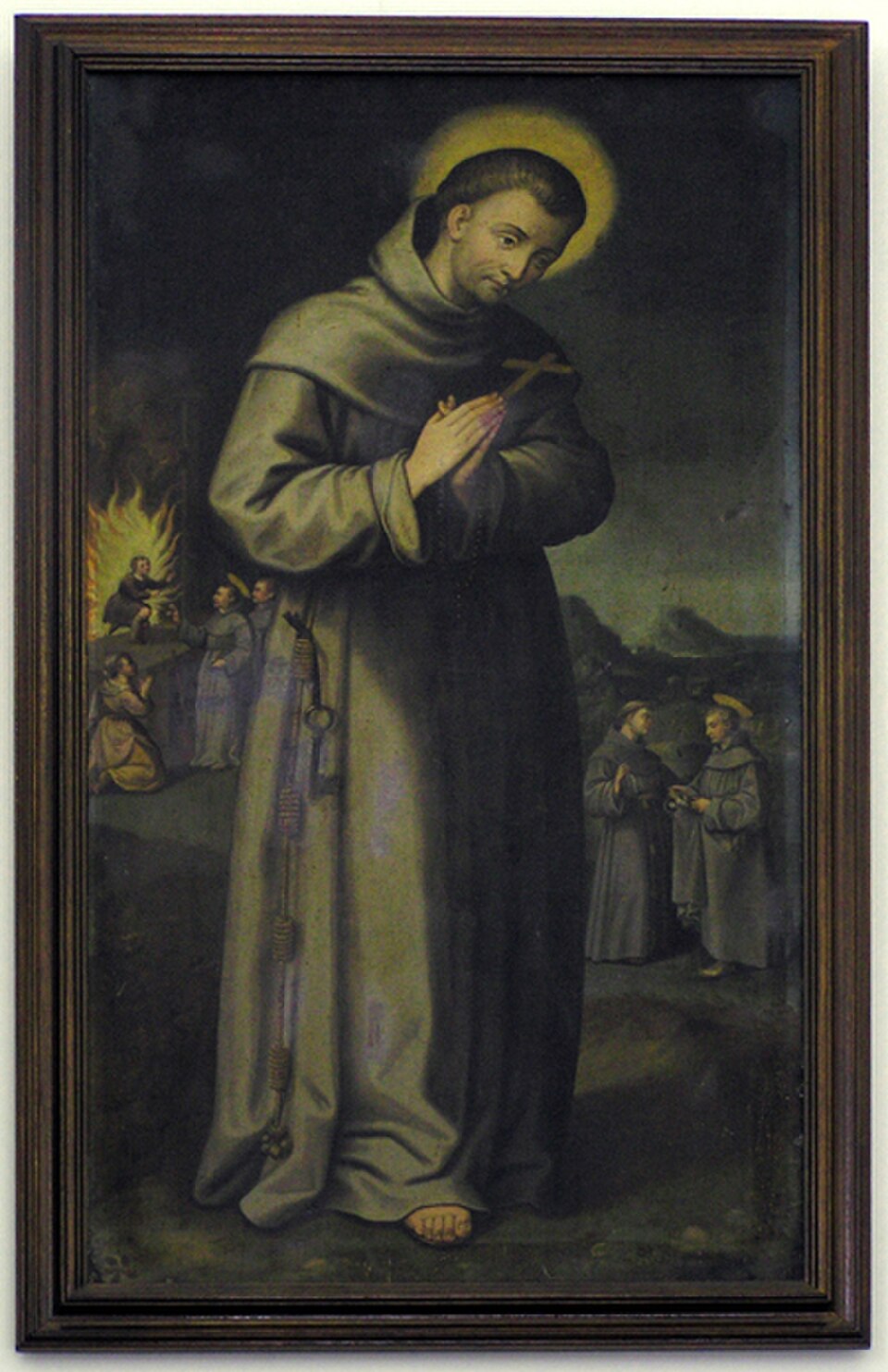 Pintura de san Diego de Alcalá con hábito franciscano y aureola, sosteniendo una cruz junto al pecho