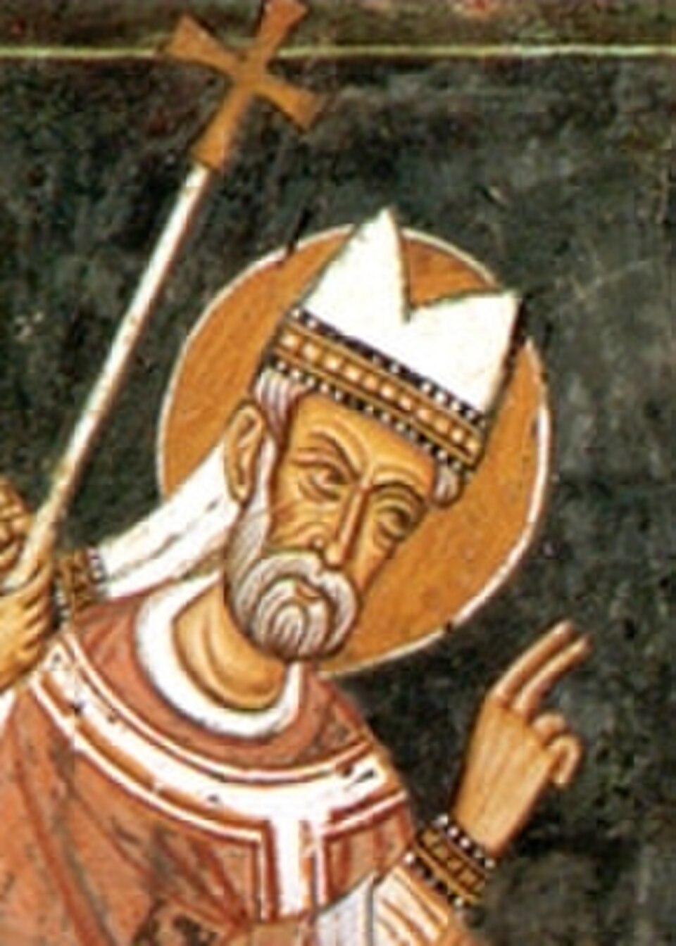 Fresco de san Silvestre I con mitra blanca, aureola y barba canosa, bendiciendo y sosteniendo una cruz