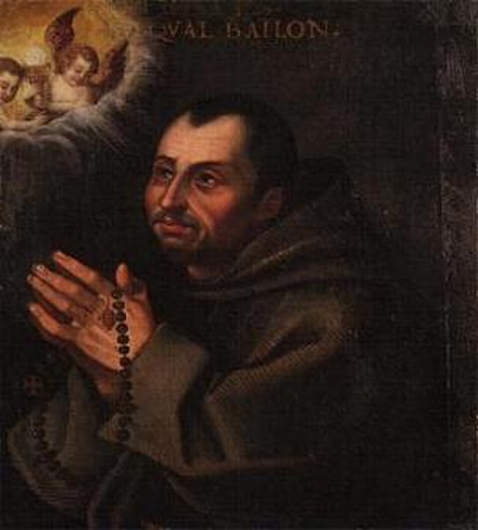 Pintura de san Pascual Bailón con hábito franciscano, manos juntas con un rosario y ángeles entre nubes