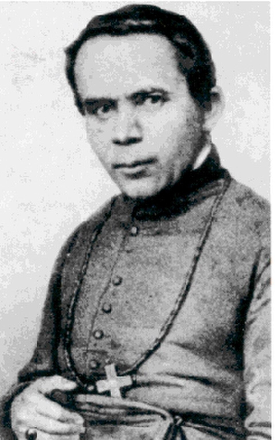 Retrato antiguo en blanco y negro de san Juan Nepomuceno Neumann con sotana abotonada y cruz pectoral