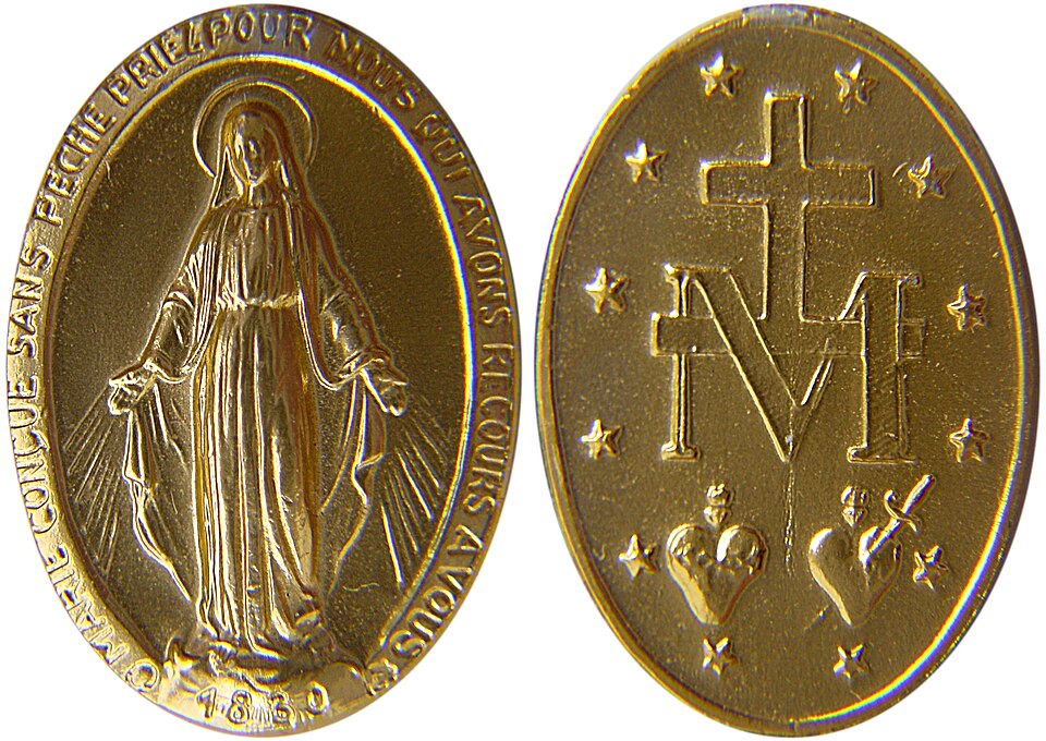 Anverso y reverso de la Medalla Milagrosa: la Virgen con rayos y la cruz con la M