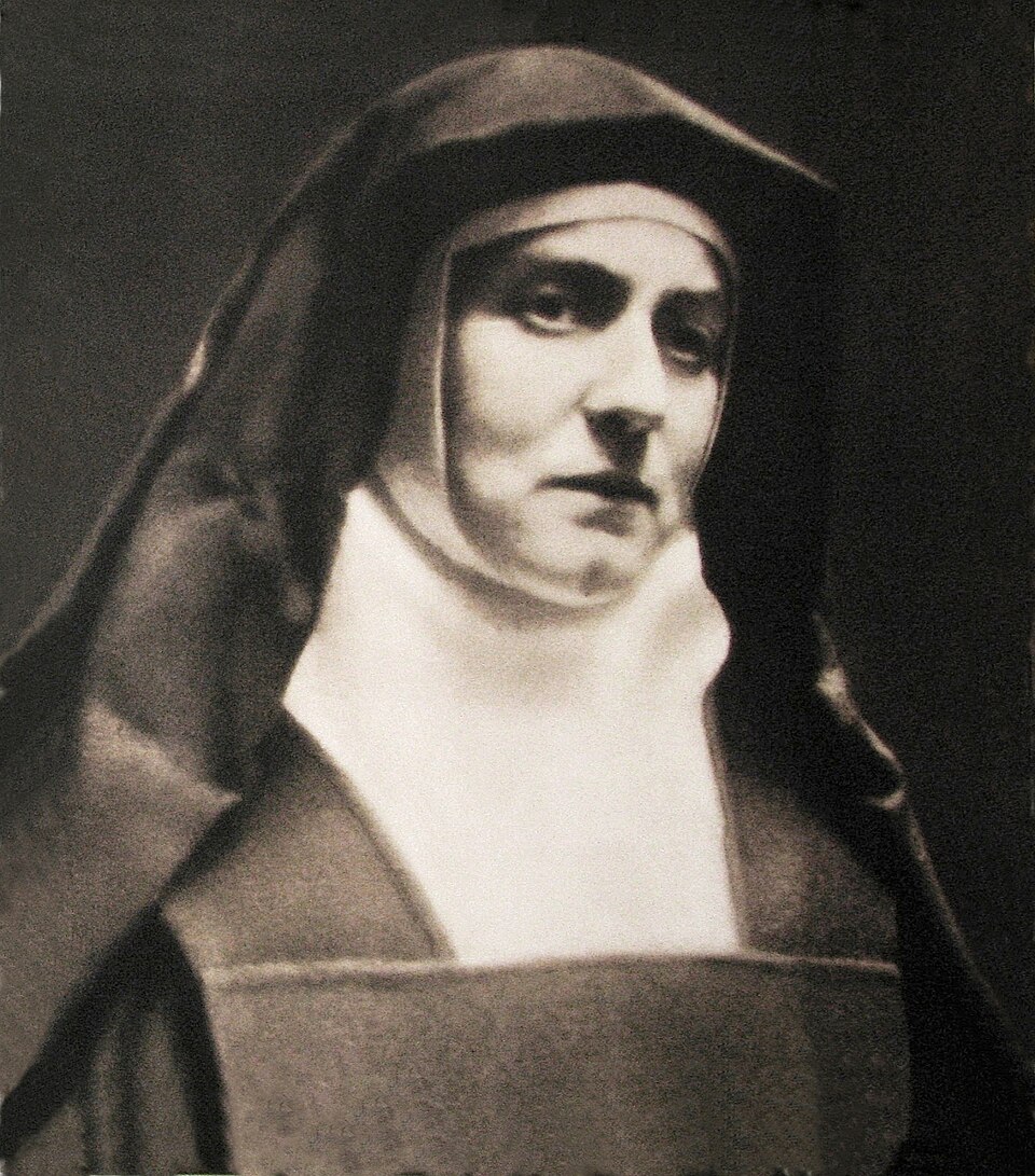 Fotografía antigua en sepia de santa Teresa Benedicta de la Cruz con hábito carmelita y toca