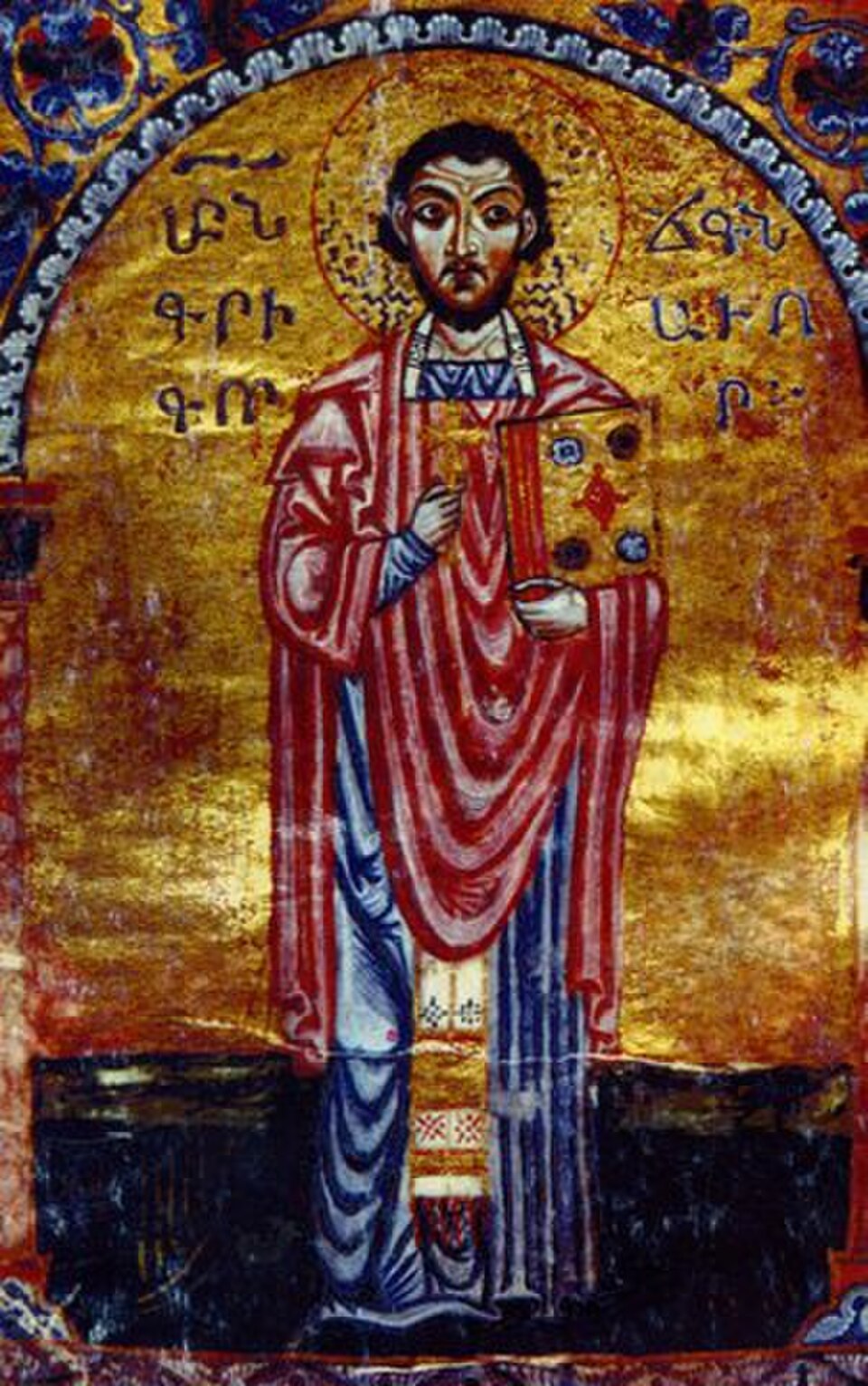 Miniatura armenia de san Gregorio de Narek con aureola, manto rojo y un libro sobre fondo dorado